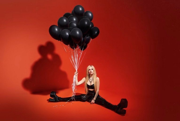 Avril Lavigne Lança Nova Versão Do álbum “love Sux” Rádio Costa Do Sol 