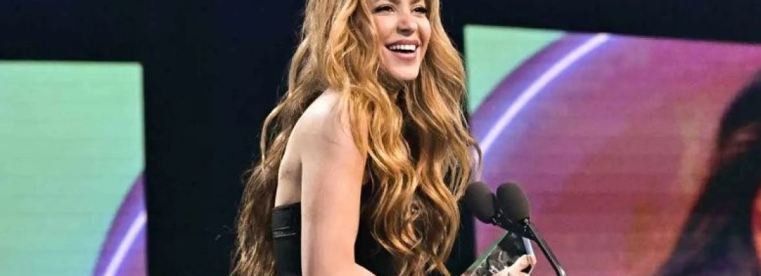 Shakira recebe prêmio de mulher do ano da Billboard