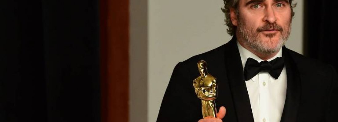 OSCAR 2020: Joaquin Phoenix ganha prêmio por seu trabalho como Coringa.