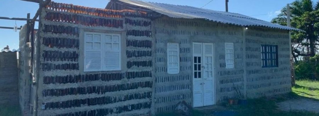Mãe e filha recolhem 6 mil garrafas de vidro para construir casa própria
