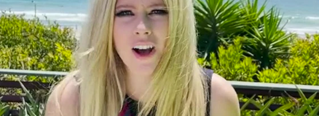 Nostalgia: Avril Lavigne refaz clipe de “Sk8er Boi” no TikTok