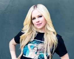 Avril Lavigne mostra capa e canta trecho de sua nova música, “BITE ME”