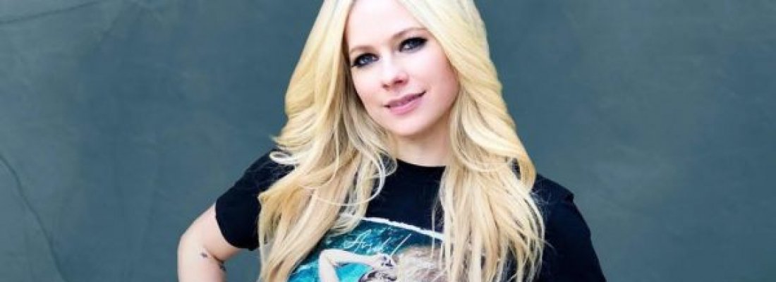 Avril Lavigne mostra capa e canta trecho de sua nova música, “BITE ME”