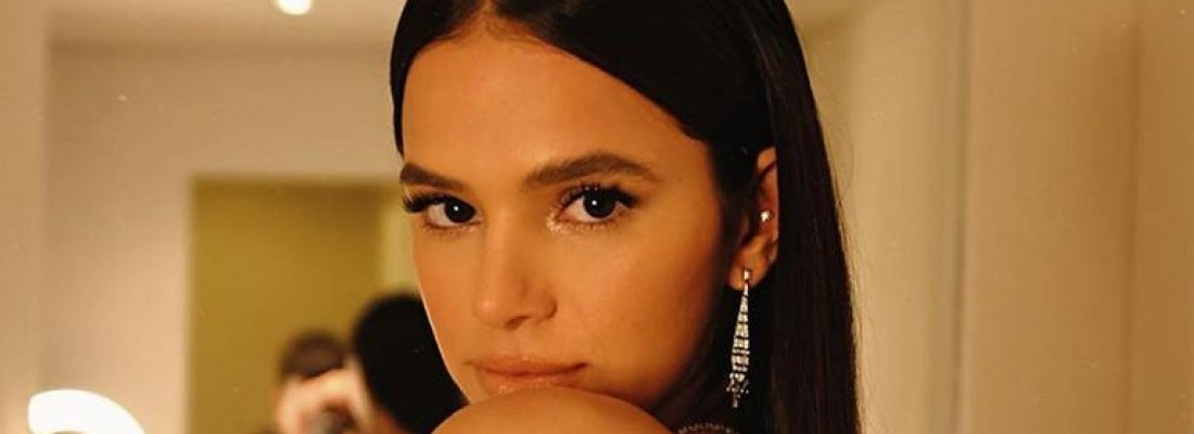 Bruna Marquezine lança coleção de biquínis com foco social.