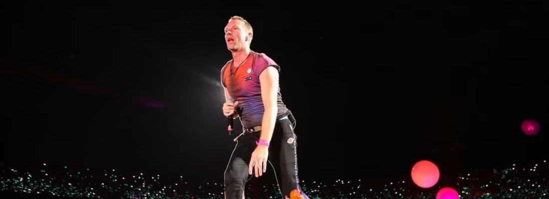 Chris Martin, vocalista do Coldplay, pede para fãs devolverem as pulseiras