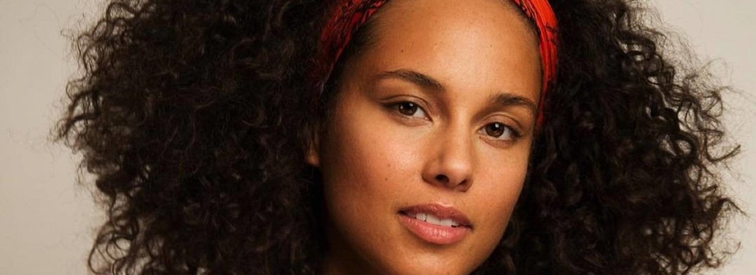 Alicia Keys ajuda jovem que foi suspenso da escola por usar dreads no cabelo.
