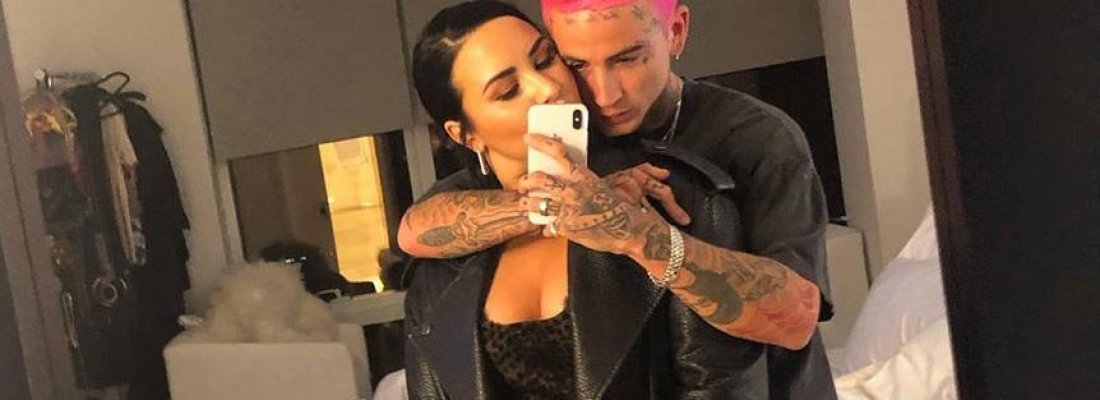 Demi Lovato surpreende e surge com novo namorado na web.