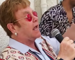 Elton John faz show surpresa em restaurante na França