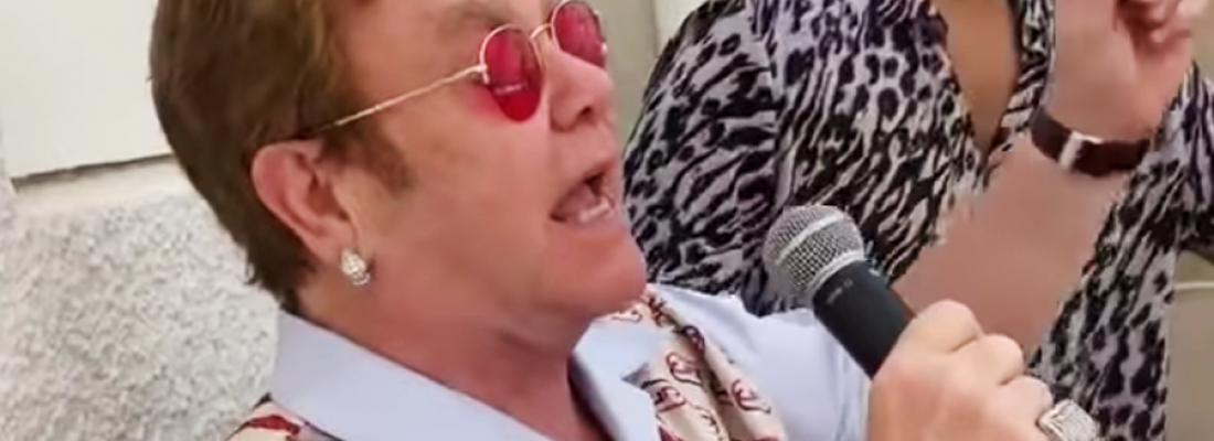 Elton John faz show surpresa em restaurante na França