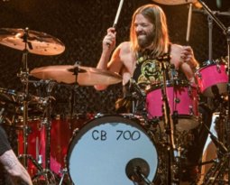 Foo Fighters anuncia retorno aos palcos com shows em tributo ao baterista, Taylor Hawkins