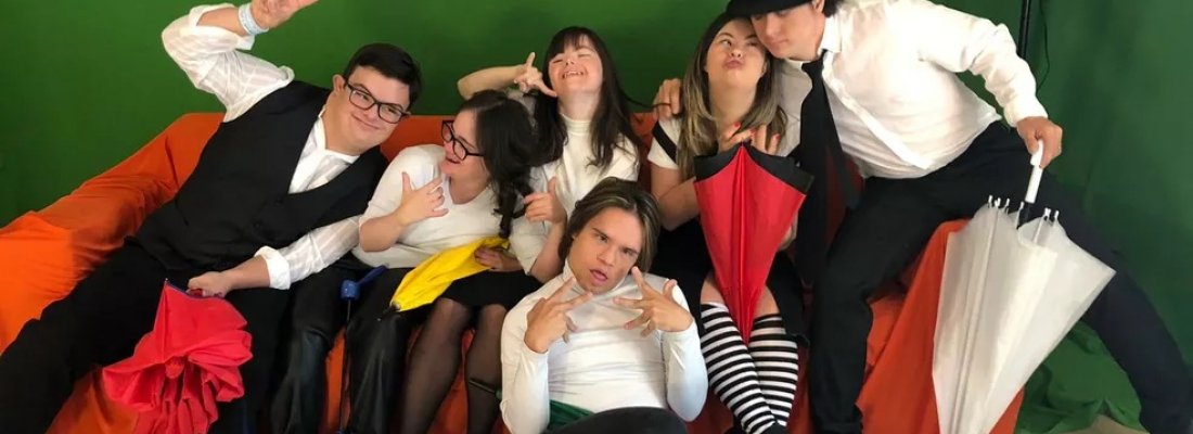 Abertura de ‘Friends’ é recriada por jovens com síndrome de Down no DF