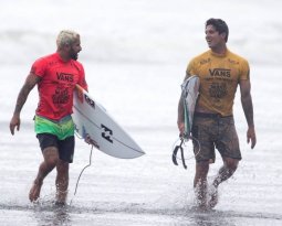 Italo surfa da pedra, e Medina testa pranchas no 1º treino no Japão