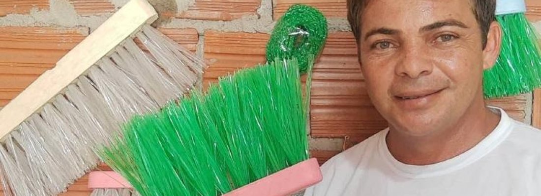 Gari cria vassoura reciclável, vence alcoolismo e ganha milhares de fãs
