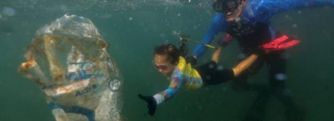 Menina de 4 anos ganha condecoração de Companhia de Limpeza Urbana por limpar praias do Rio