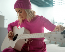 Katy Perry grava cover de “All You Need Is Love”, dos Beatles