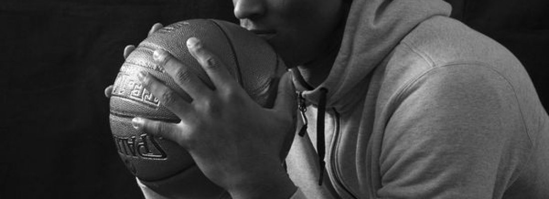 Kobe Bryant, ex-jogador da NBA, morre em acidente de helicóptero em Los Angeles.
