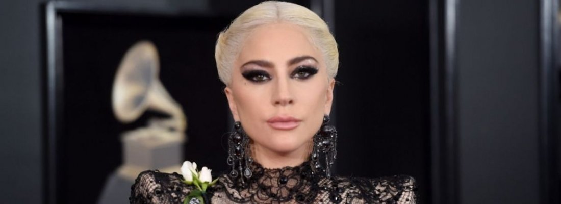 Lady GaGa bate recorde de público e se emociona