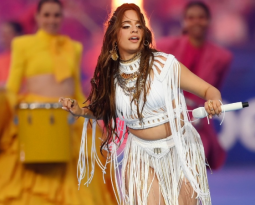 Camila Cabello se irrita com torcedores que cantaram os hinos dos times durante sua performance