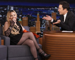 Madonna “sensualiza” em entrevista e sobe na bancada do apresentador