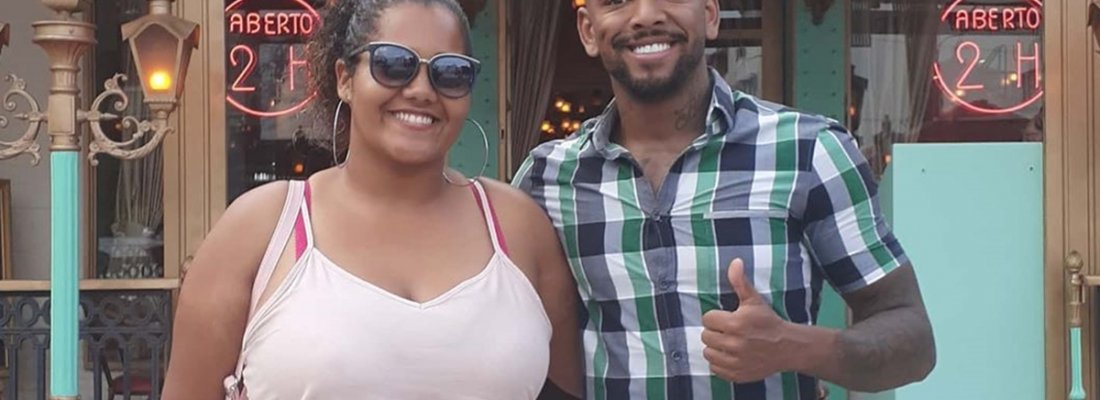 Nego do Borel ajuda mulher “abandonada” em aeroporto.