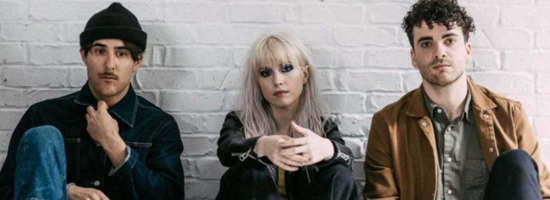 Paramore retorna à estética do rock com novo single, ‘The News’