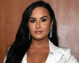 Demi Lovato decreta “morte” do pop