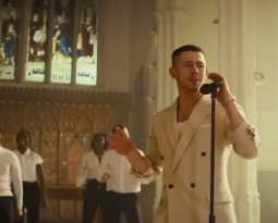 Nick Jonas retrata sentimento de solidão e amor em seu novo clipe