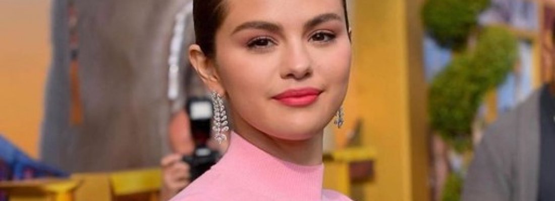 Selena Gomez anuncia sua própria linha de cosméticos.