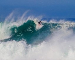Surfista de Rio das Ostras encara ondas grandes na Praia de Itacoatiara