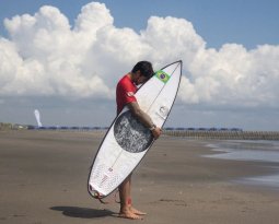Previsão de tufão acelera final do surfe que vai acontecer na madrugada de terça-feira