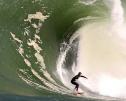 Surfistas desafiam ‘condições havaianas’ na Laje do Shock, em Niterói