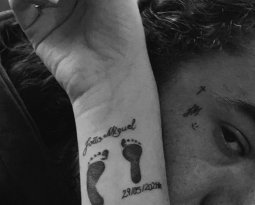 Whindersson Nunes e Maria Lina fazem tatuagens em homenagem ao filho