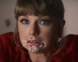 Taylor Swift lança clipe divertido de “I Bet You Think About Me”