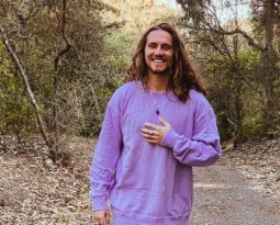 Vitor Kley se transforma em ”cupido estagiário” no seu novo clipe