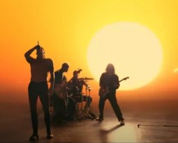 Red Hot Chili Peppers lança ‘Black Summer’, primeira faixa de novo álbum e que marca retorno de John Frusciante
